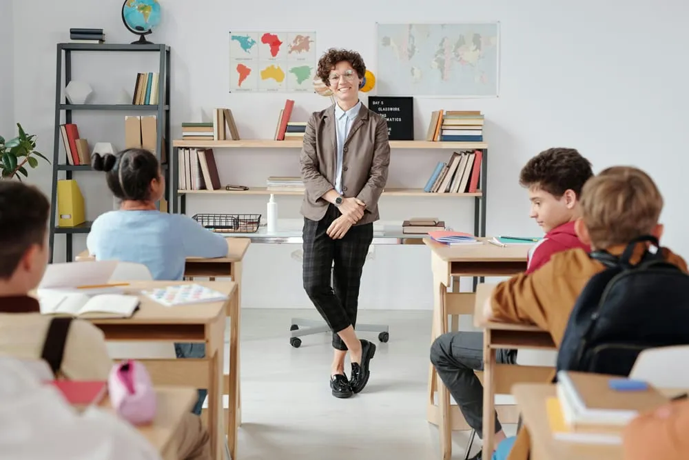 Docente dictando clase frente a un grupo de estudiantes