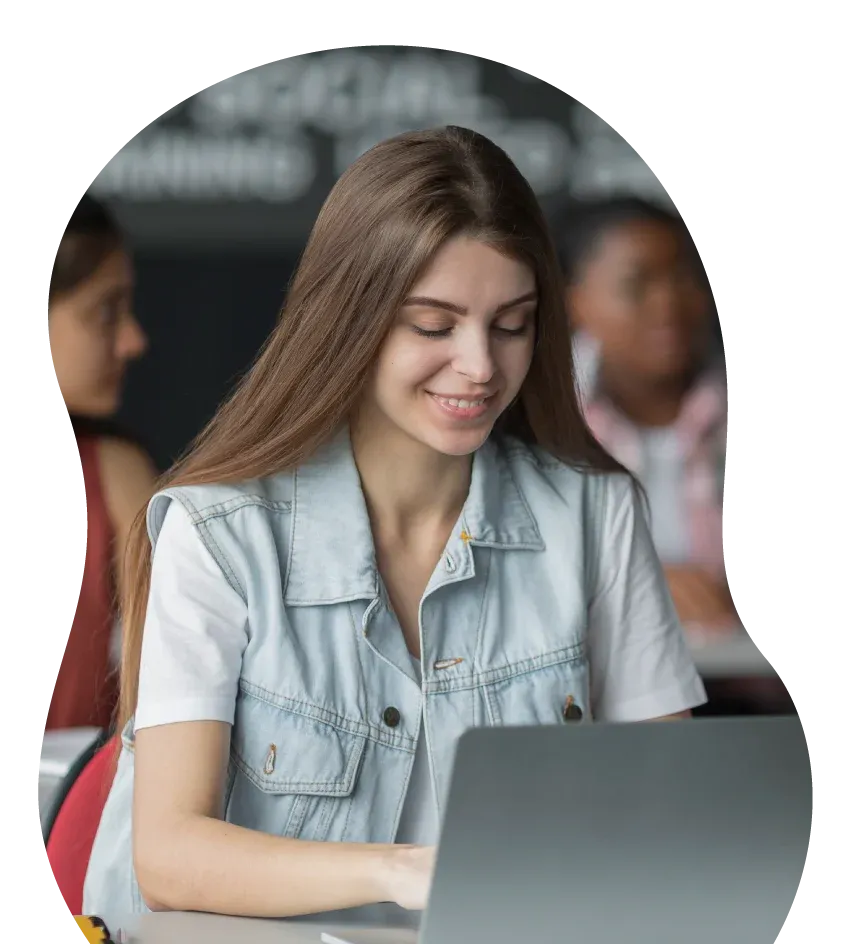 Estudiante siguiendo una clase en su computadora portátil
