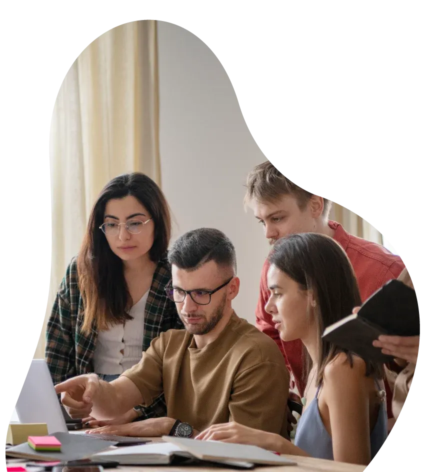 Grupo de jóvenes estudiando juntos alrededor de una mesa