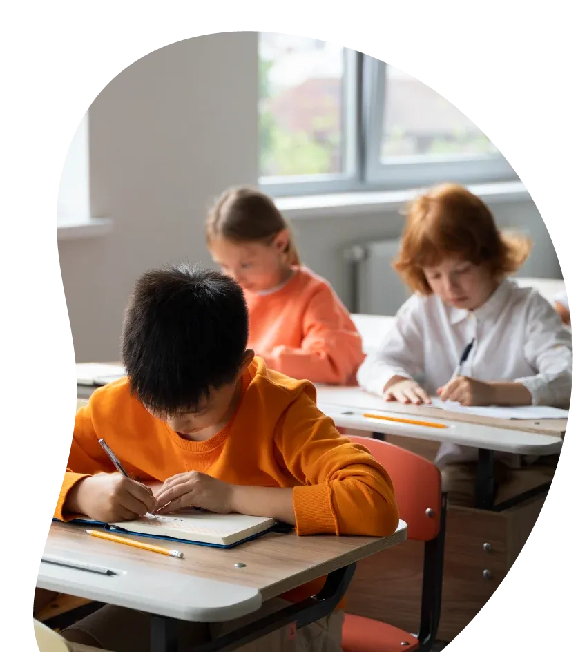 Niños resolviendo ejercicios en sus carpetas durante una clase